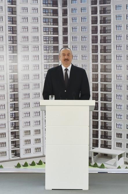 Ilham Aliyev attends ceremony to give out apartments to journalists  (PHOTO)