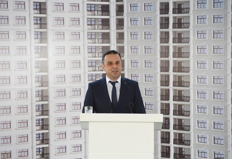 Ilham Aliyev attends ceremony to give out apartments to journalists  (PHOTO)