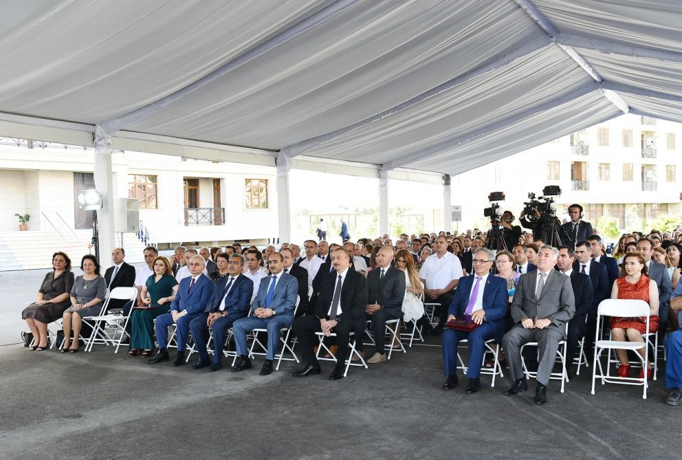 Ilham Aliyev attends ceremony to give out apartments to journalists  (PHOTO)