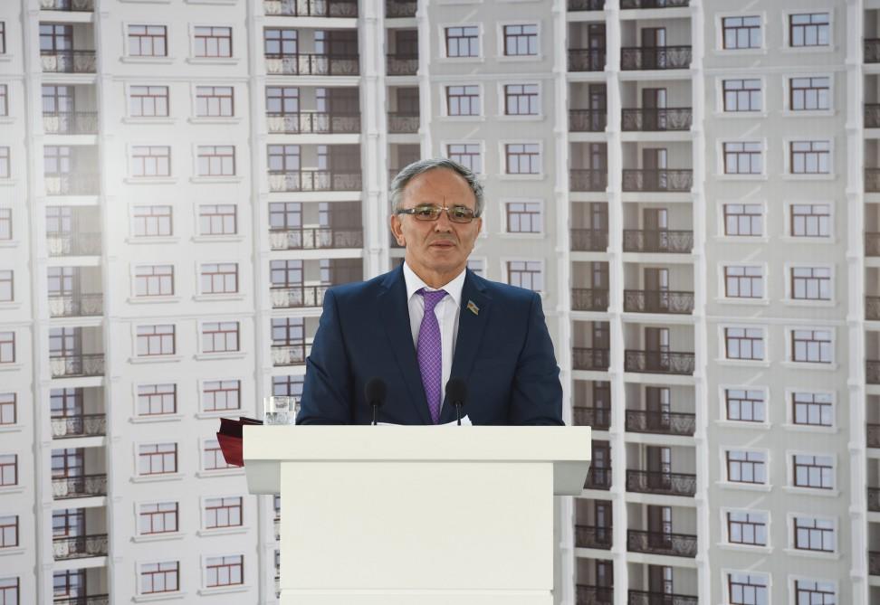 Ilham Aliyev attends ceremony to give out apartments to journalists  (PHOTO)