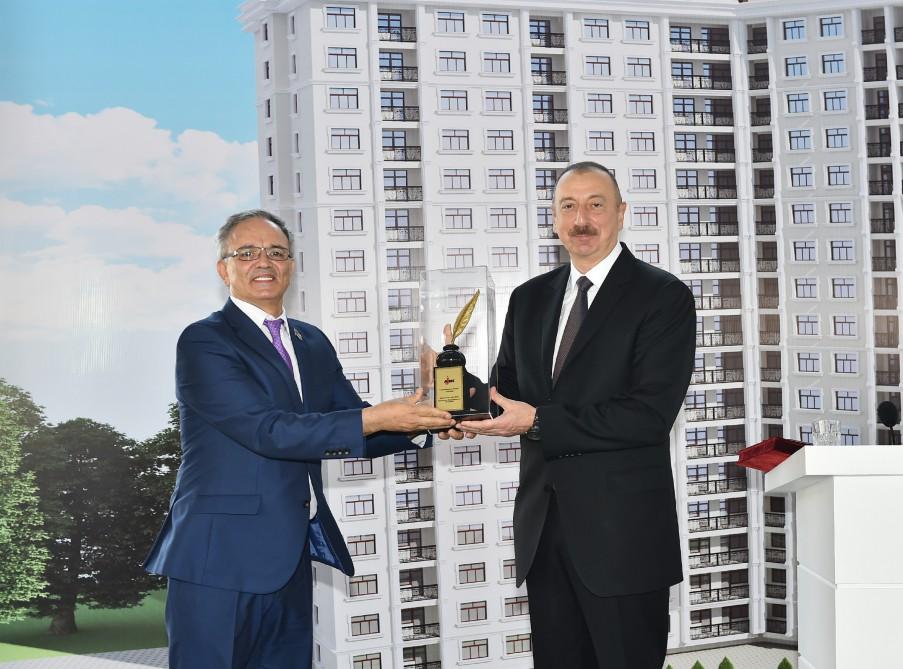 Ilham Aliyev attends ceremony to give out apartments to journalists  (PHOTO)