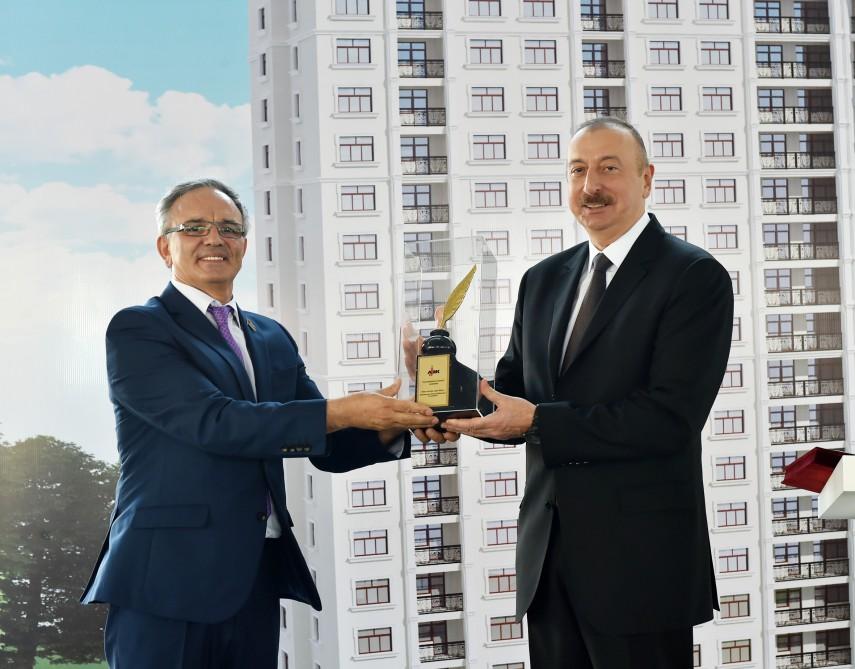 Ilham Aliyev attends ceremony to give out apartments to journalists  (PHOTO)