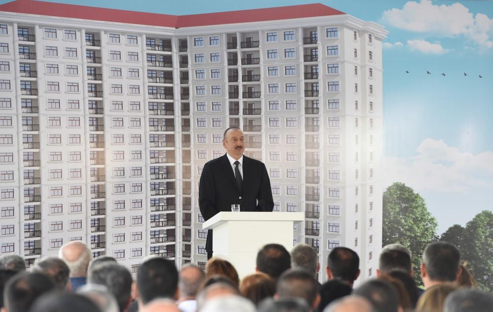 Ilham Aliyev attends ceremony to give out apartments to journalists  (PHOTO)