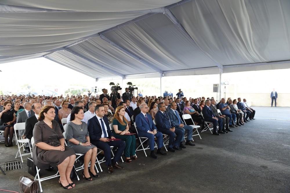 Ilham Aliyev attends ceremony to give out apartments to journalists  (PHOTO)