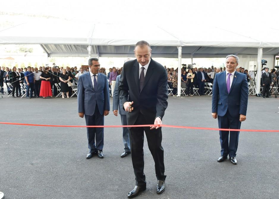 Ilham Aliyev attends ceremony to give out apartments to journalists  (PHOTO)