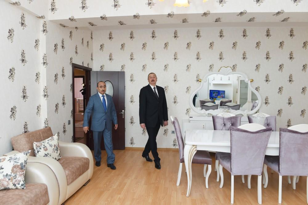 Ilham Aliyev attends ceremony to give out apartments to journalists  (PHOTO)