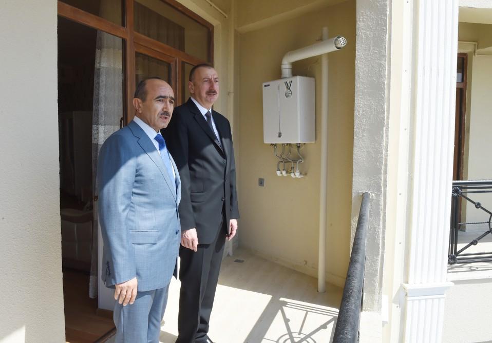 Ilham Aliyev attends ceremony to give out apartments to journalists  (PHOTO)