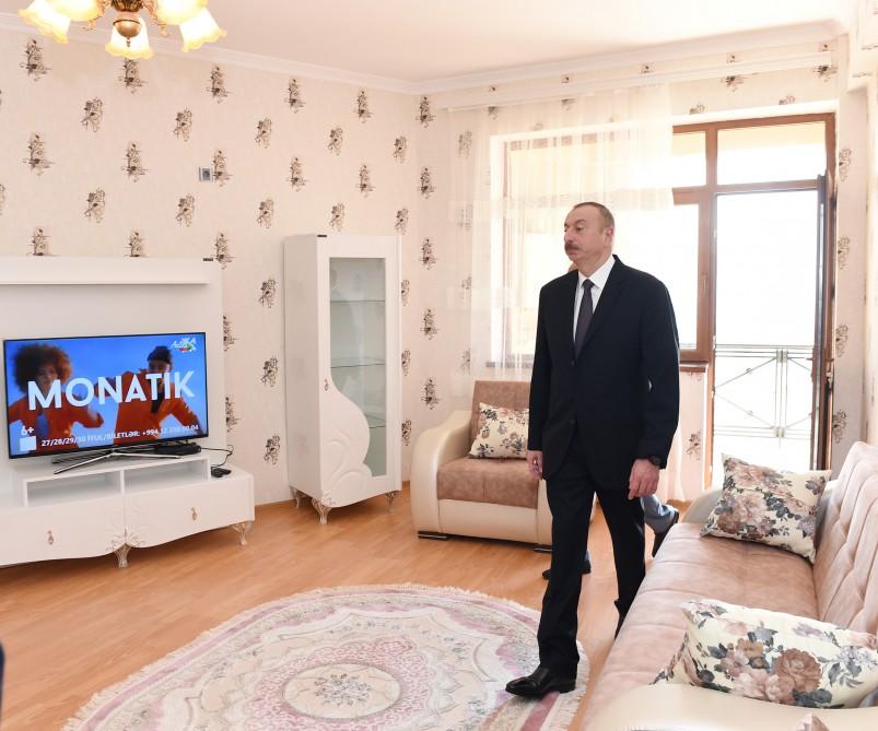 Ilham Aliyev attends ceremony to give out apartments to journalists  (PHOTO)