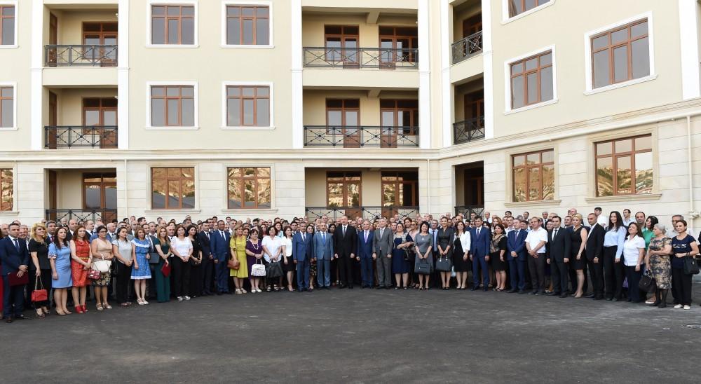 Ilham Aliyev attends ceremony to give out apartments to journalists  (PHOTO)