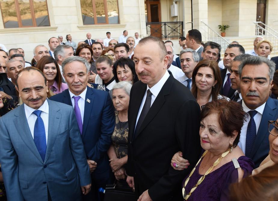 Ilham Aliyev attends ceremony to give out apartments to journalists  (PHOTO)