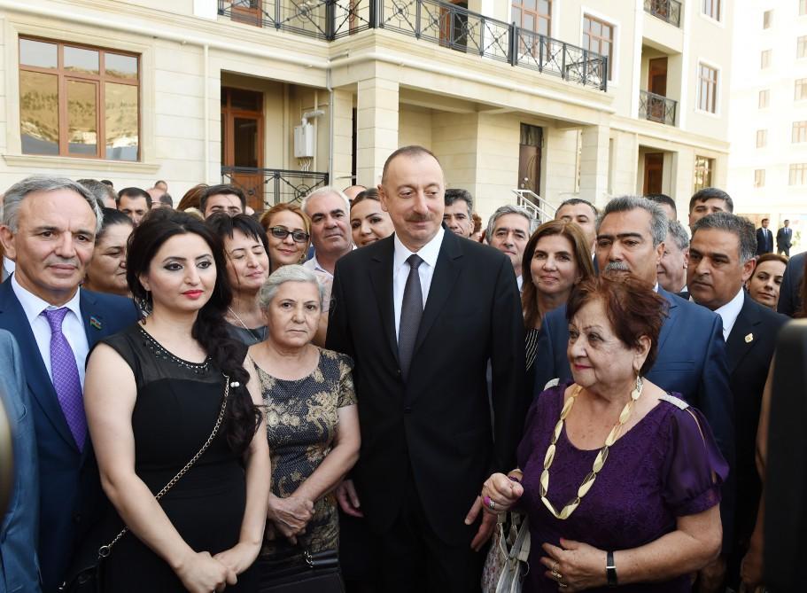 Ilham Aliyev attends ceremony to give out apartments to journalists  (PHOTO)