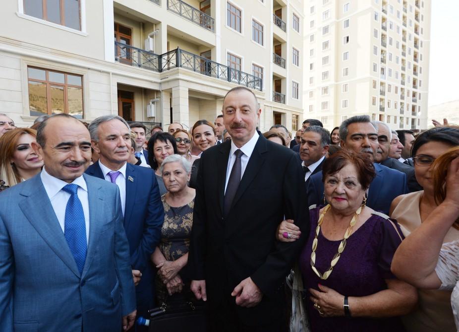 Ilham Aliyev attends ceremony to give out apartments to journalists  (PHOTO)