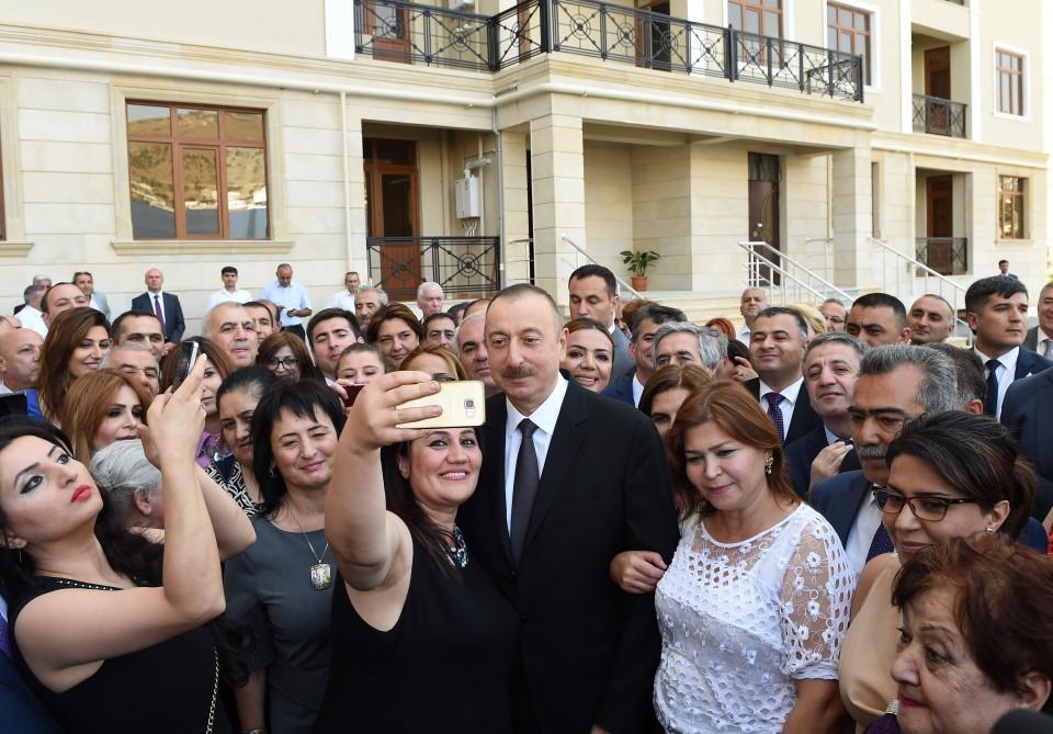 Ilham Aliyev attends ceremony to give out apartments to journalists  (PHOTO)