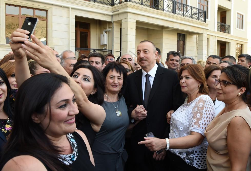 Ilham Aliyev attends ceremony to give out apartments to journalists  (PHOTO)