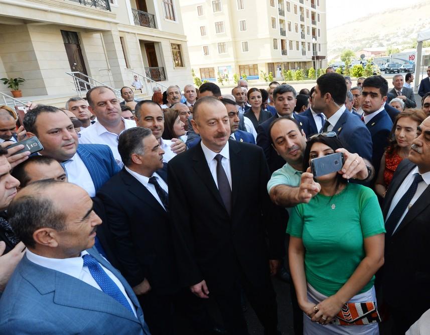 Ilham Aliyev attends ceremony to give out apartments to journalists  (PHOTO)