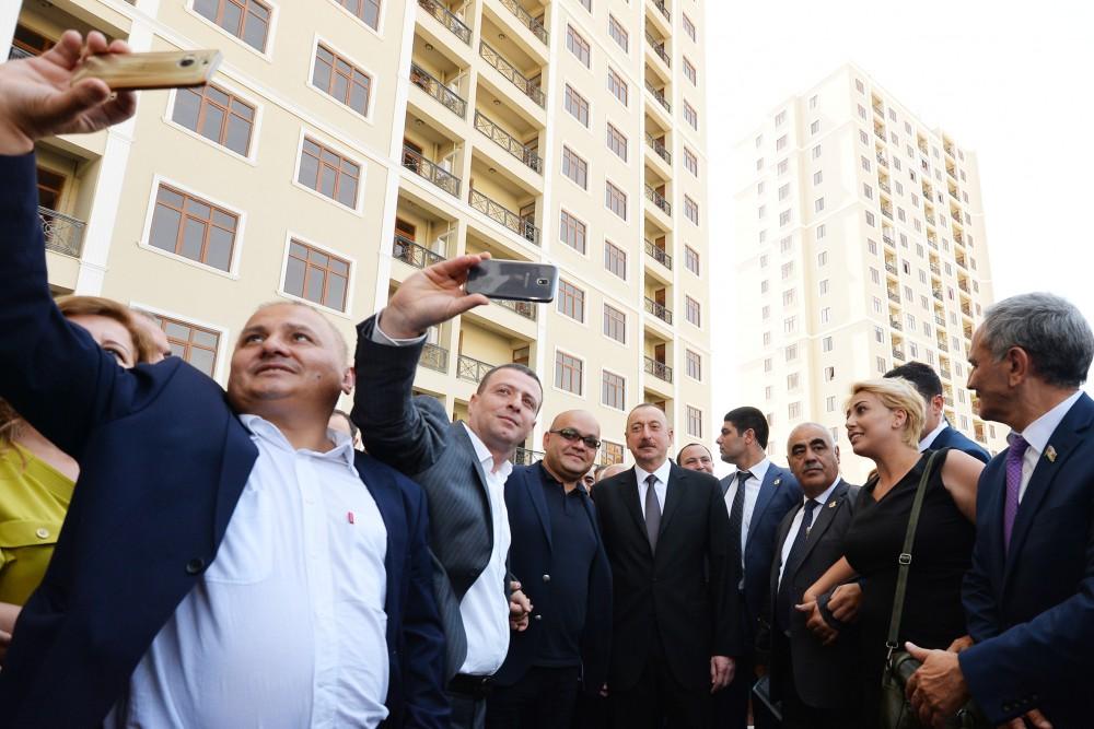 Ilham Aliyev attends ceremony to give out apartments to journalists  (PHOTO)