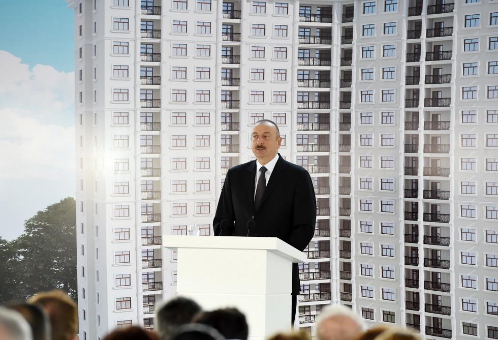Ilham Aliyev attends ceremony to give out apartments to journalists  (PHOTO)
