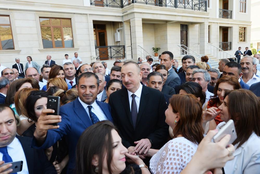 Ilham Aliyev attends ceremony to give out apartments to journalists  (PHOTO)