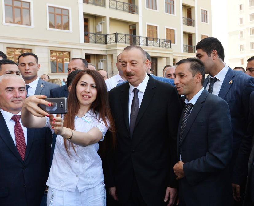 Ilham Aliyev attends ceremony to give out apartments to journalists  (PHOTO)