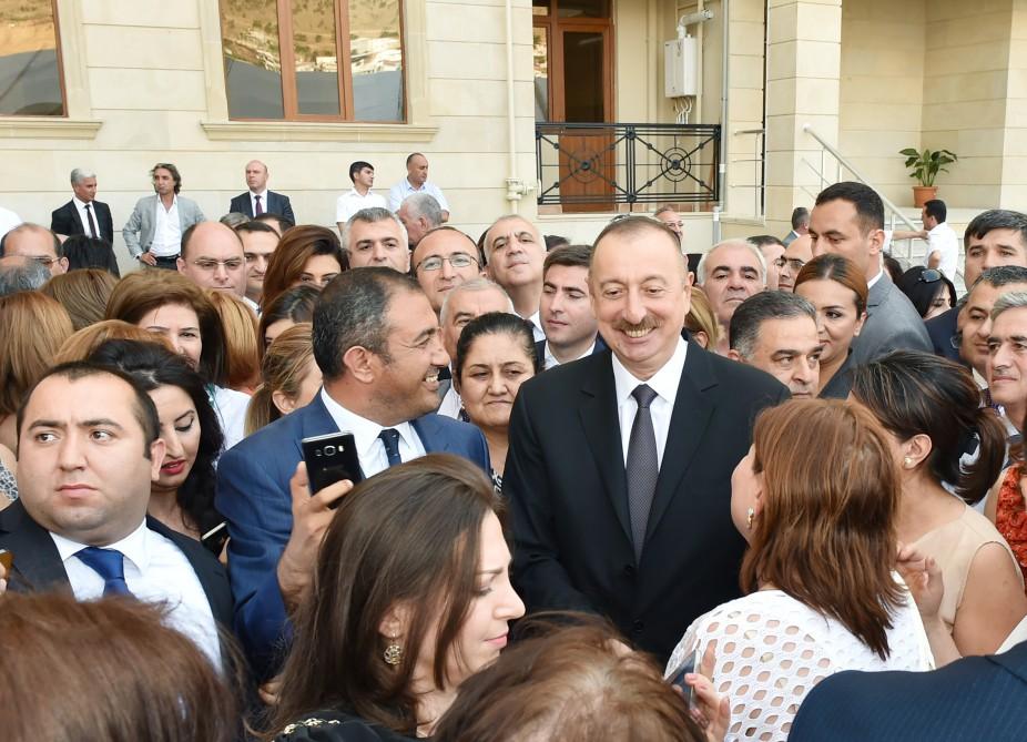 Ilham Aliyev attends ceremony to give out apartments to journalists  (PHOTO)