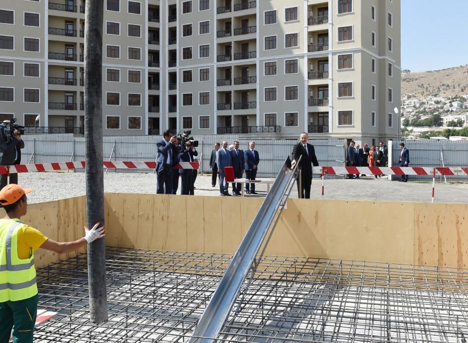 Ilham Aliyev attends ceremony to give out apartments to journalists  (PHOTO)