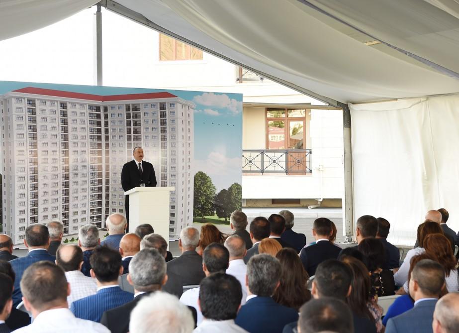 Ilham Aliyev attends ceremony to give out apartments to journalists  (PHOTO)