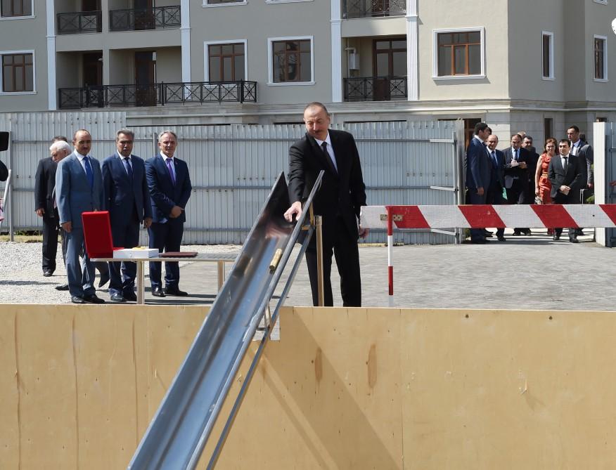 Ilham Aliyev attends ceremony to give out apartments to journalists  (PHOTO)