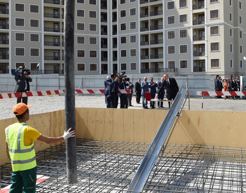 Ilham Aliyev attends ceremony to give out apartments to journalists  (PHOTO)
