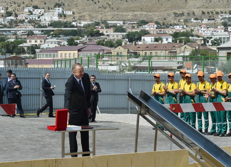 Ilham Aliyev attends ceremony to give out apartments to journalists  (PHOTO)
