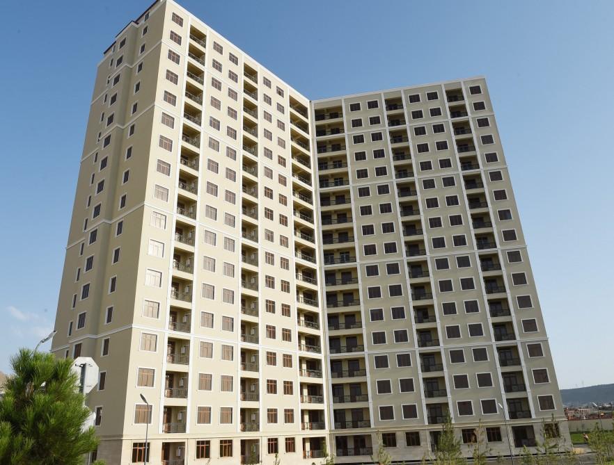 Ilham Aliyev attends ceremony to give out apartments to journalists  (PHOTO)