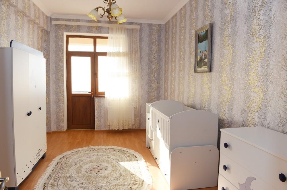 Ilham Aliyev attends ceremony to give out apartments to journalists  (PHOTO)