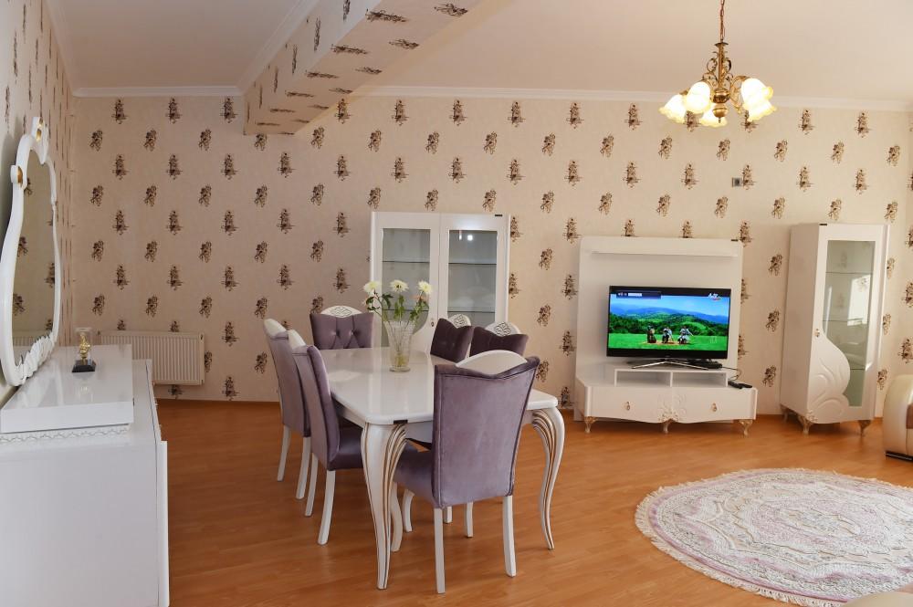 Ilham Aliyev attends ceremony to give out apartments to journalists  (PHOTO)