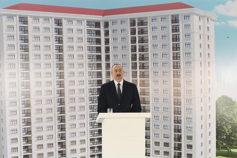 Ilham Aliyev attends ceremony to give out apartments to journalists  (PHOTO)