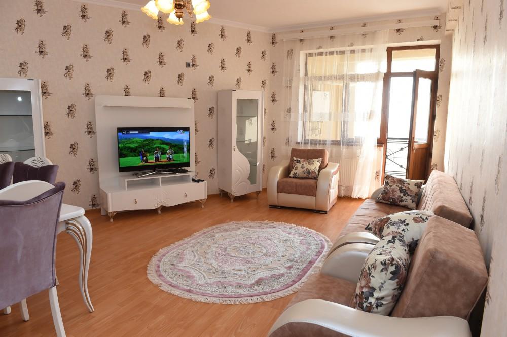 Ilham Aliyev attends ceremony to give out apartments to journalists  (PHOTO)