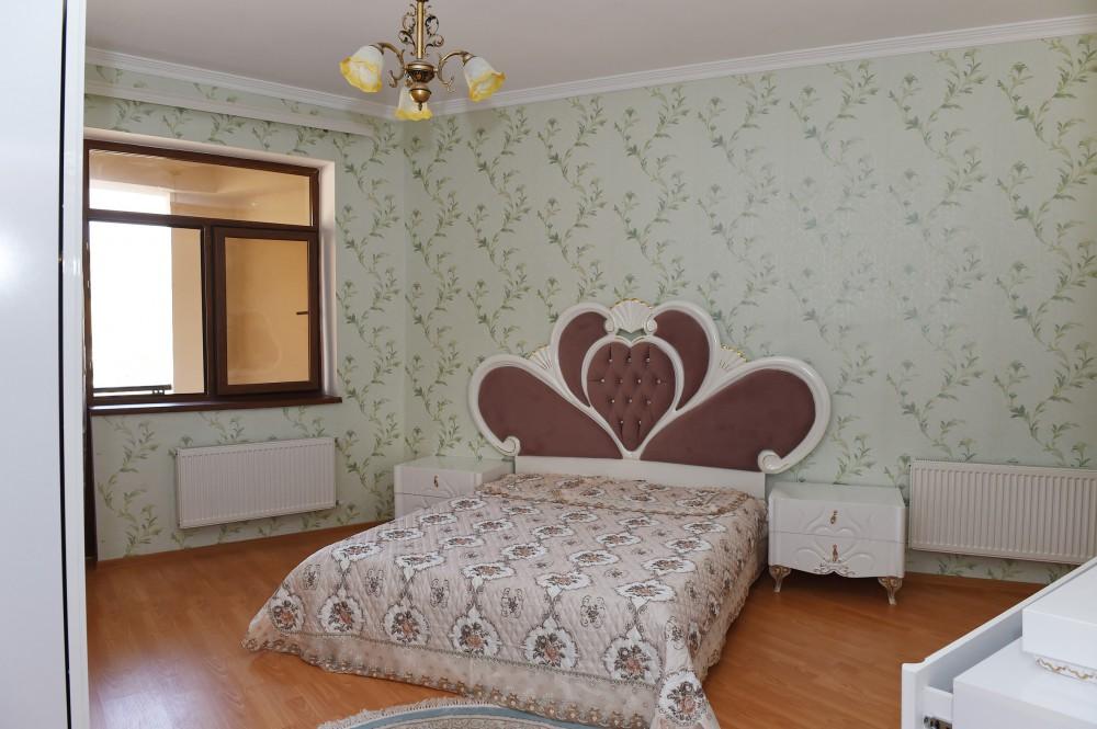 Ilham Aliyev attends ceremony to give out apartments to journalists  (PHOTO)