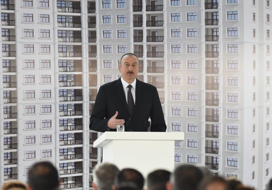 Ilham Aliyev attends ceremony to give out apartments to journalists  (PHOTO)
