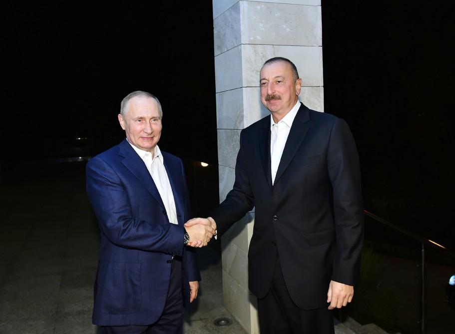 Azerbaijani, Russian presidents meet in Sochi (PHOTO)