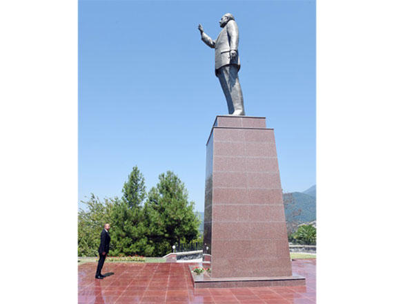 President Aliyev arrives in Balakan district (PHOTO)