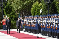 Official welcome ceremony held for Turkmen president in Baku (PHOTO)