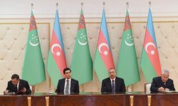 Azerbaijan, Turkmenistan sign documents (PHOTO)