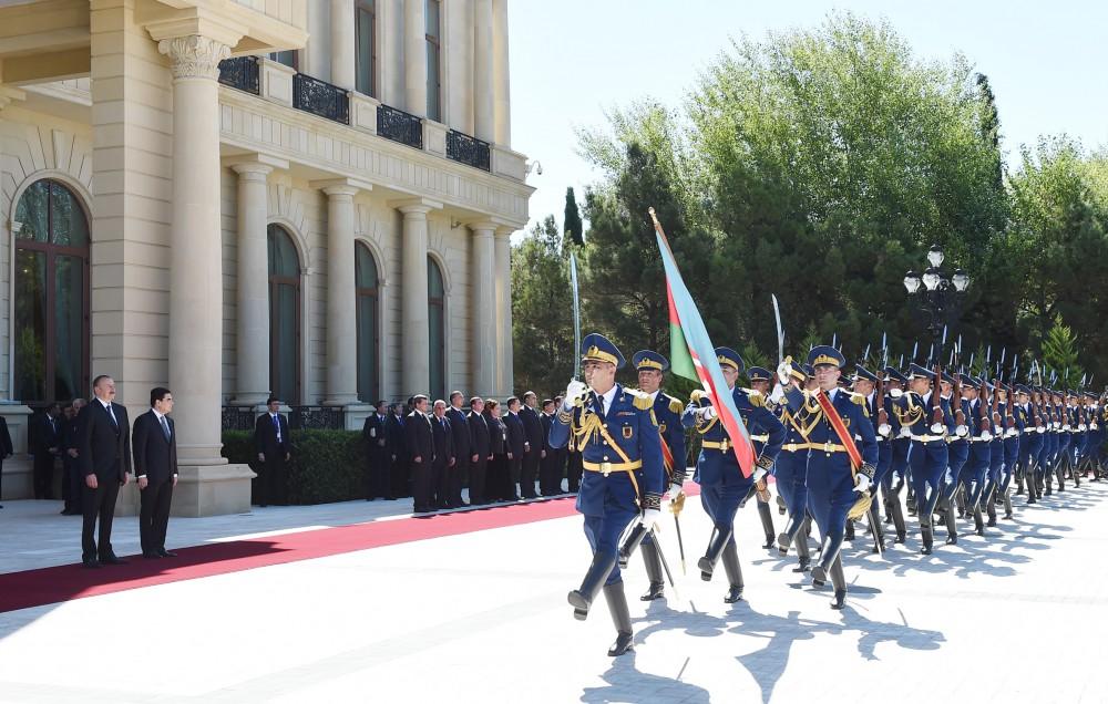Official welcome ceremony held for Turkmen president in Baku (PHOTO)
