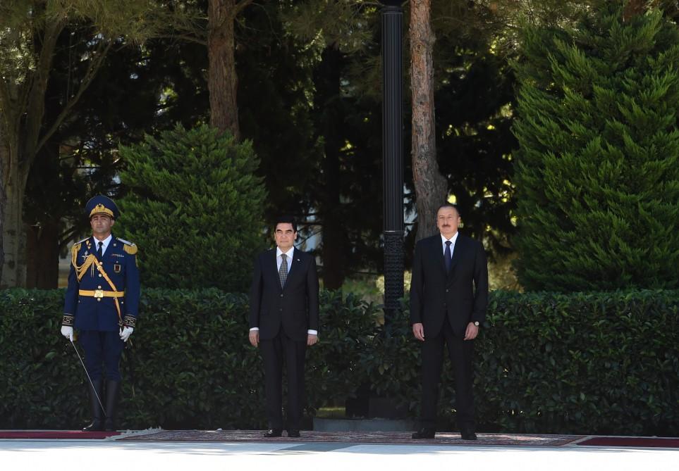 Official welcome ceremony held for Turkmen president in Baku (PHOTO)