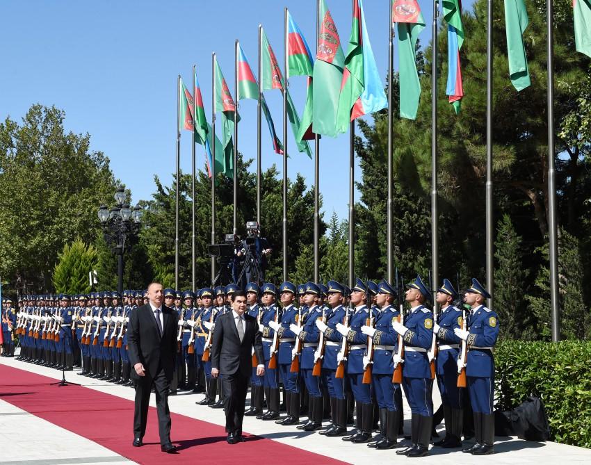 Official welcome ceremony held for Turkmen president in Baku (PHOTO)