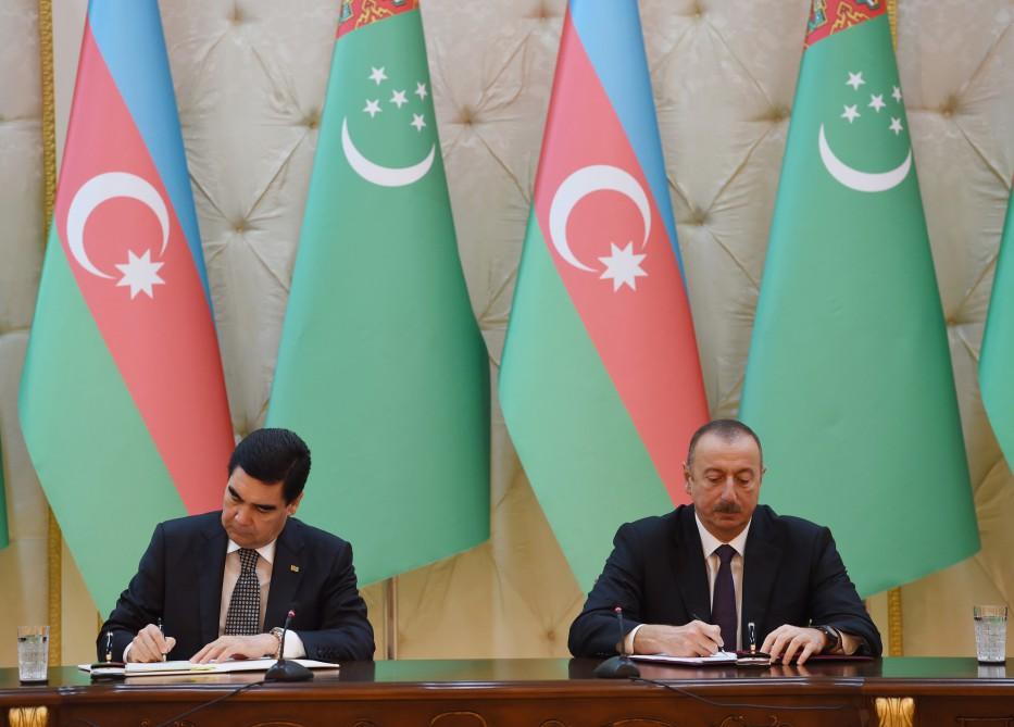Azerbaijan, Turkmenistan sign documents (PHOTO)