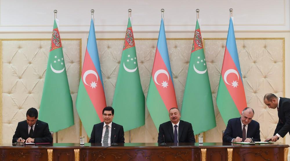Azerbaijan, Turkmenistan sign documents (PHOTO)