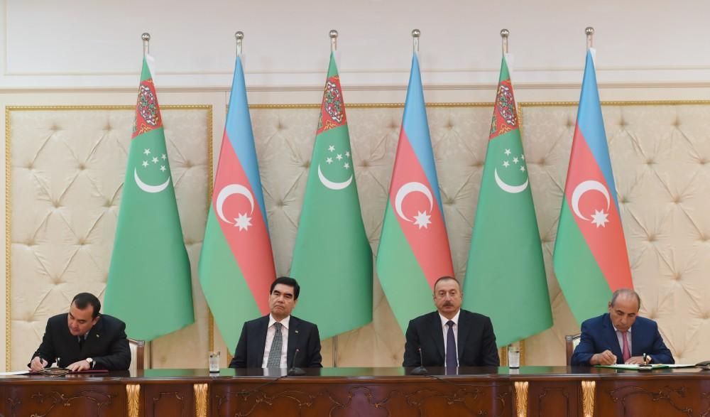 Azerbaijan, Turkmenistan sign documents (PHOTO)