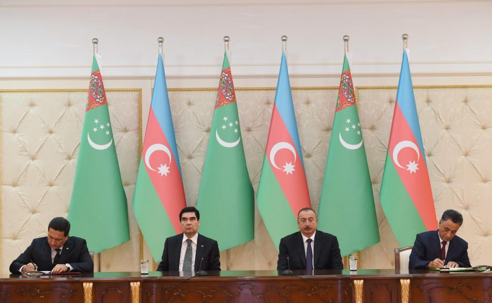 Azerbaijan, Turkmenistan sign documents (PHOTO)