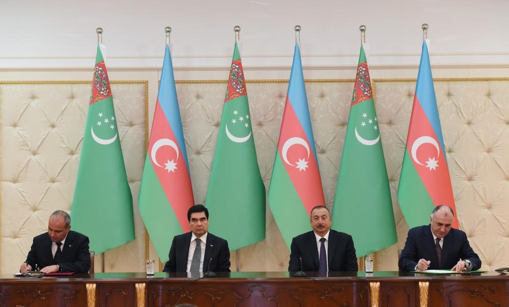 Azerbaijan, Turkmenistan sign documents (PHOTO)