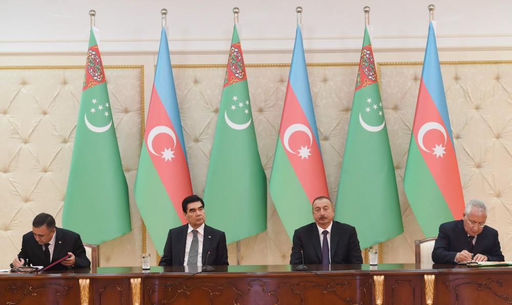 Azerbaijan, Turkmenistan sign documents (PHOTO)