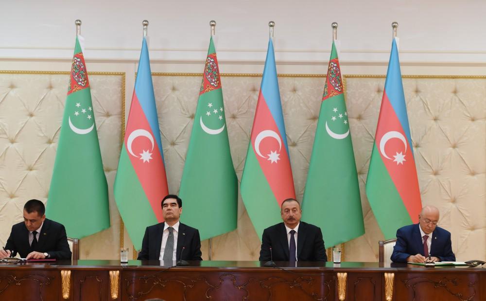 Azerbaijan, Turkmenistan sign documents (PHOTO)
